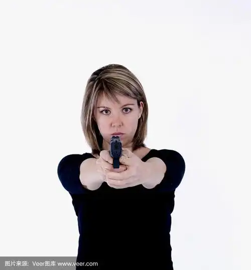 金发女子用手枪指着镜头
