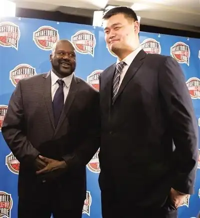 当然,奥尼尔看姚明也是显得很娇羞的.