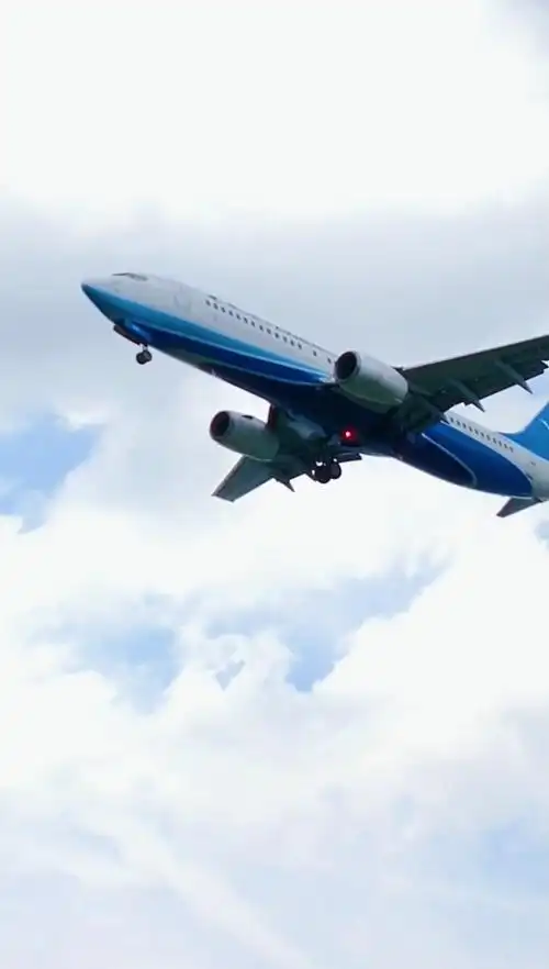 飞机#厦门航空回来了,近距离带你看飞机降落瞬间.