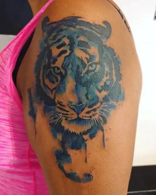 男生手臂上彩绘渐变抽象线条小动物老虎纹身图案