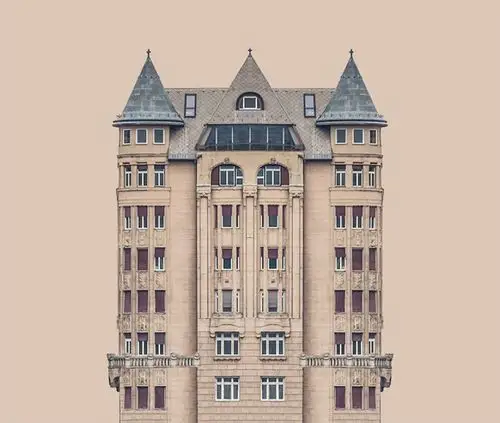 他为建筑更换了颜色朴素的背景,建筑画面因此获得完整的对称轴.