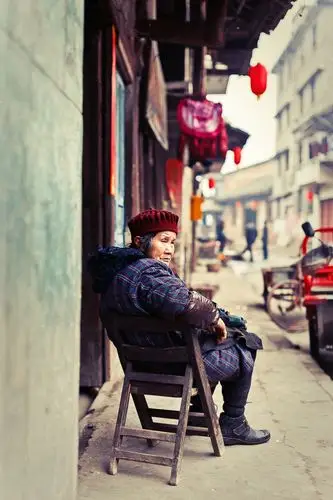 门楼的那个老人 br /> 一名老人悠闲的坐在门口,看着来回的路人,其实