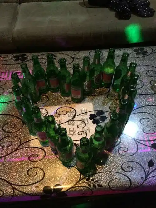 你走了学校但是走到哪都能想起你,喝完酒就会用酒瓶来表达一下思念