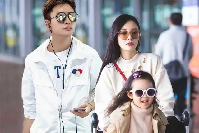 情断意不断李小璐带甜馨到三亚游泳前夫贾乃亮不避嫌