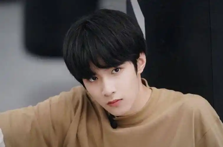 刘耀文《密室大逃脱》送女嘉宾佩奇,送男嘉宾乔治,可爱的男孩子_文哥