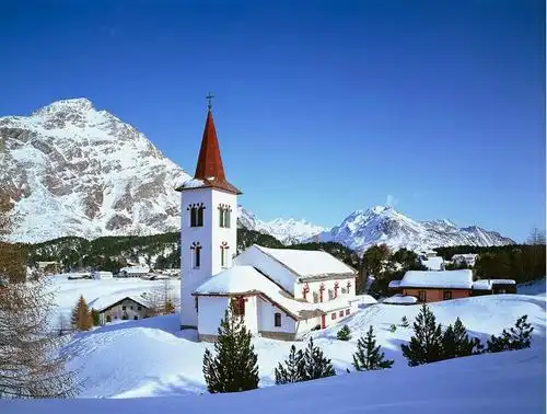 旅游团通过团体定制旅游参观北欧美丽的雪景