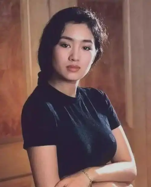 90年代时,年轻的巩俐穿着黑色旗袍,身材饱满妖娆充满|白皙|艺术家