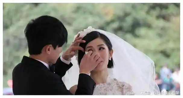 香港知名娱记曝光谢娜在香港街头扇刘烨一巴掌