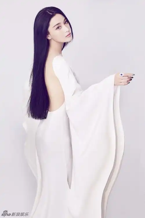 张馨予最新写真黑白look变御姐 霸气性感大秀美背_明星写真_图集_电影