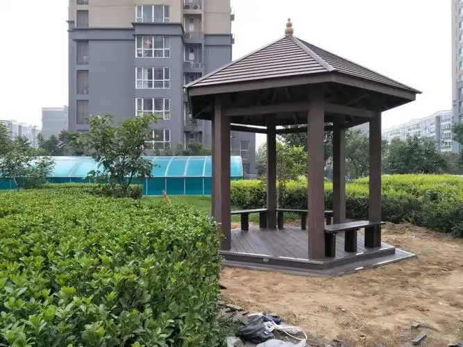 凉亭地面和座椅也完工了,有空来坐坐吧