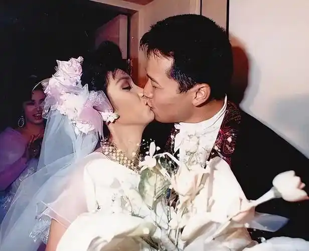 回顾戚美珍与苗侨伟恩爱32年现60岁依然精彩嫁对人是有多幸福