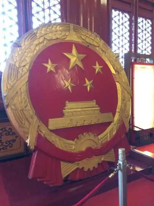 天安门国徽的秘密背后刻有8个人的名字他们分别是谁