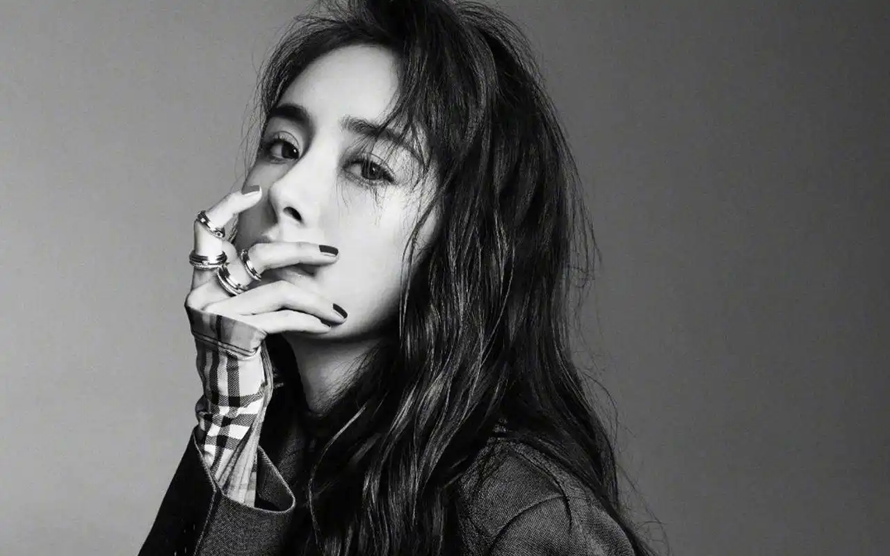 杨幂妩媚迷人写真图片桌面壁纸