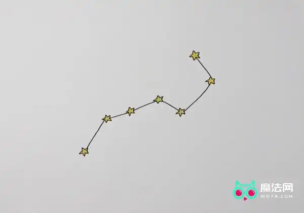 然后顺着往左边再画七个差不多大小的五角星,形成一个勺子的形状