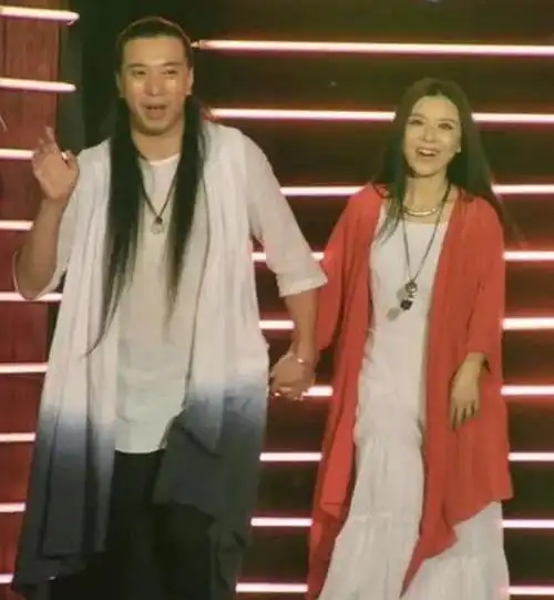 我爱你,让你受了苦,今天在这个众人的见证下,你愿意成为我的妻子吗?