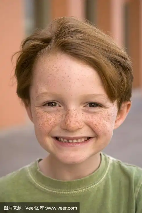 红发微笑男孩,雀斑脸和门牙松动的孩子