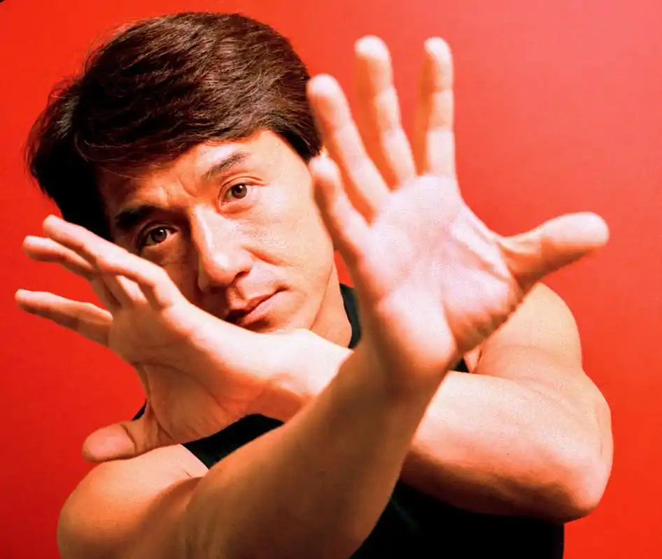 人民网为成龙打call56年如一日但一儿一女却遭网友吐槽