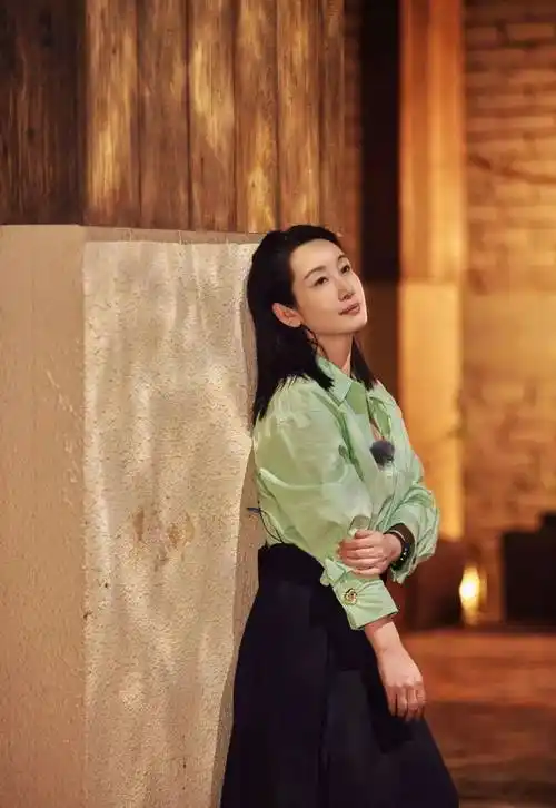 花少姐姐们美上热搜,她们的穿搭太值得借鉴_秦岚_秦海璐_旅行