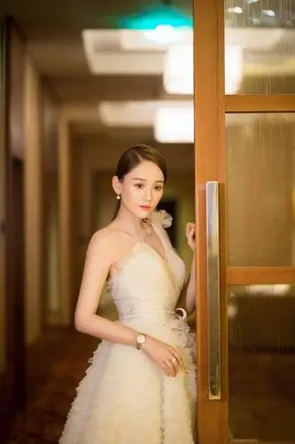 39岁陈乔恩一袭单肩礼服裙美成了仙颜值气质开挂