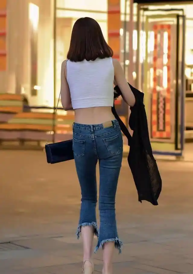 街拍:蓝色修身牛仔裤美女 背影杀自信回眸惹人心醉