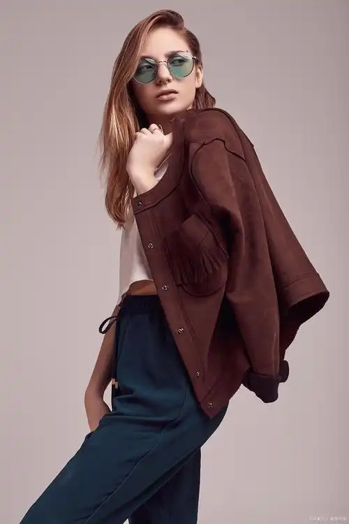 在搭配酱色衣服时,需要考虑如何与其他颜色相协调,以打造出时尚,好看