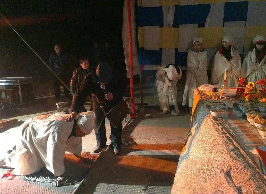 花圈孝子守灵祭祀水果,花馍,点心的各种物品非常齐全女家属守灵纸马