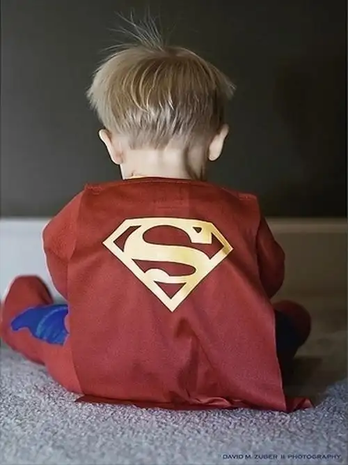 求一张图片原图!一个穿超人衣服的的小男孩的背影