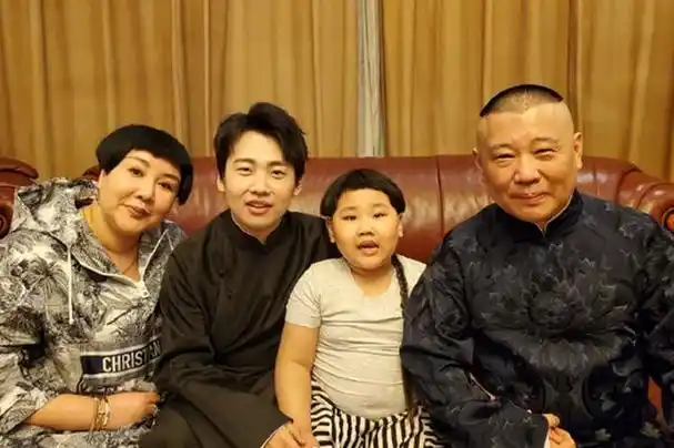 德云社王惠参加活动与丈夫郭德纲同框几月不见师娘瘦了不少