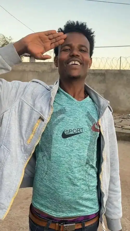 今天非洲小哥学中国语言,学得有模有样,特别认真