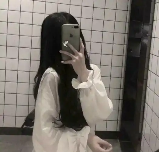 女生对镜子拍照头像