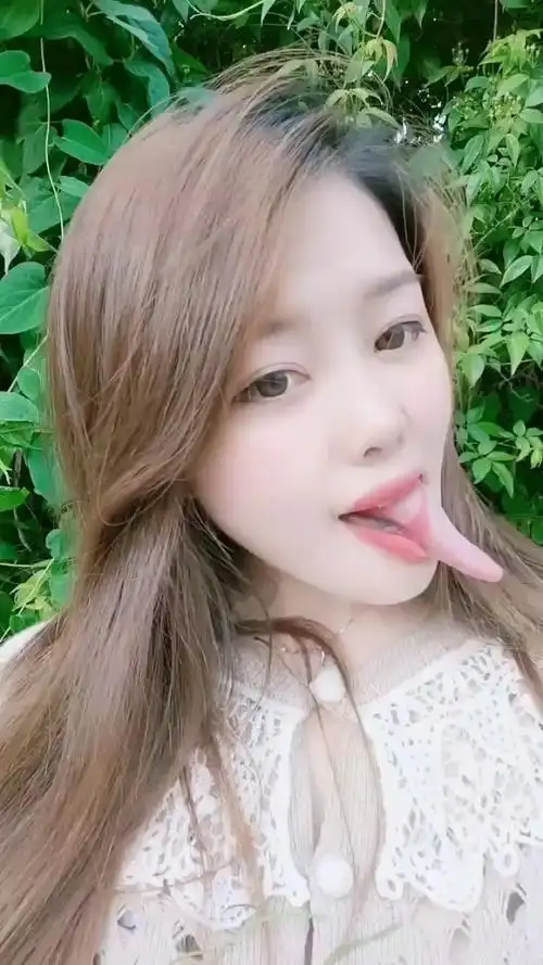 美女街头表演舌舞,引得路人纷纷围观