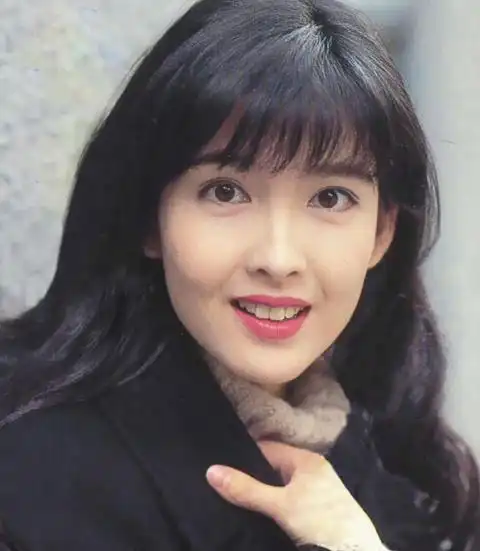 周慧敏罕见旧照年轻素颜美翻天际诠释什么叫秀雅绝俗