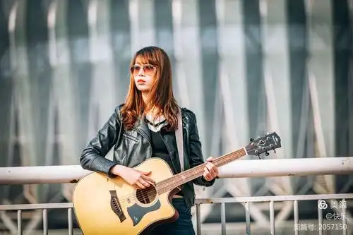 弹吉他的女孩