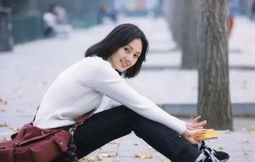 里面的小女主,如果你说高圆圆经验那么惊艳,那么年轻时的袁泉何尝不是