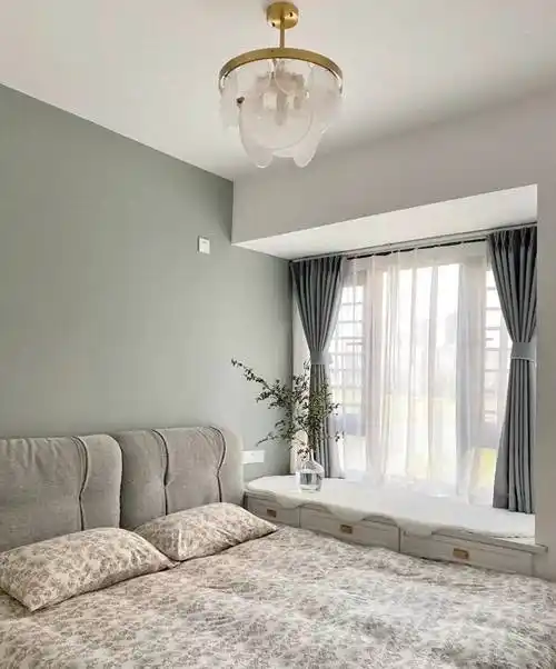 拉伸了空间高度,显得房间又大又通透,床头背景墙刷灰绿色乳胶漆,与