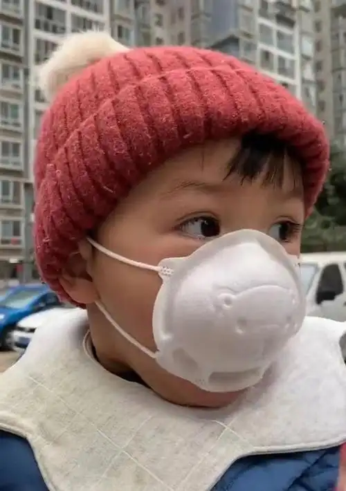 宝宝第一次戴口罩,妈妈揭下后不淡定了,网友:可爱到爆