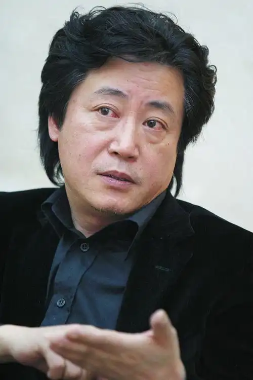 赵宝刚,一个饱经沧桑的导演,他是那位穿着白衣服的才子.