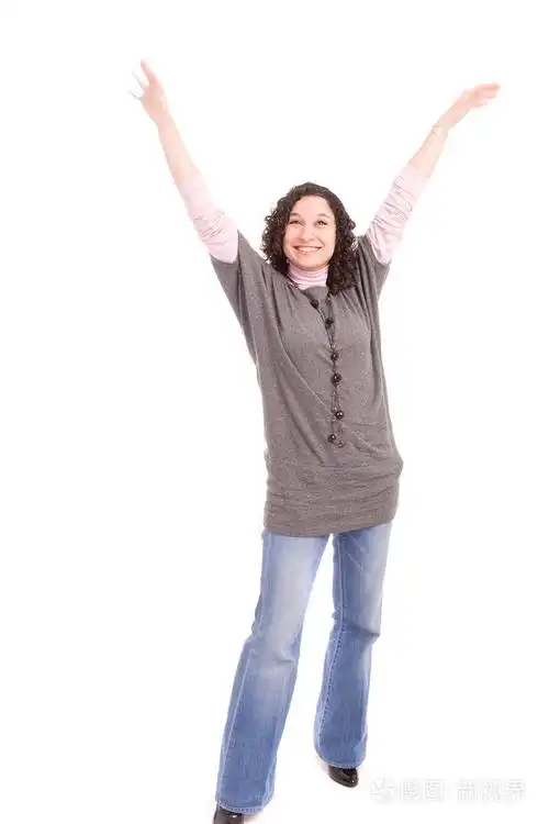 非常高兴的女孩举起手臂