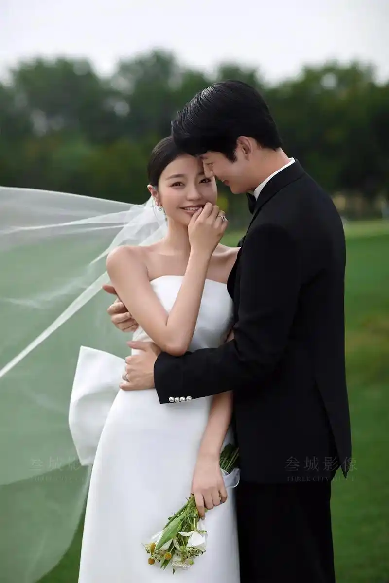 喜欢这种简简单单又不失仪式感的婚纱照 - 抖音