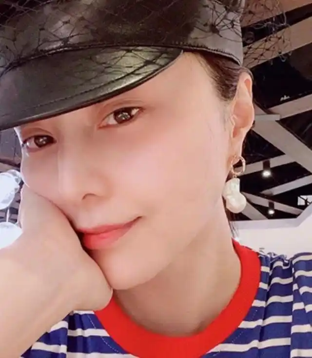 39岁范冰冰晒素颜照白里透红气色好大珍珠耳环超吸睛