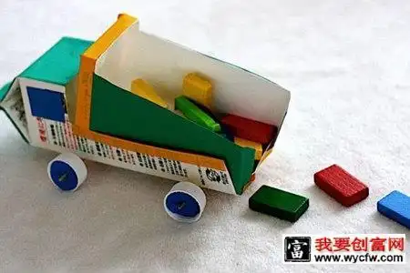 牛奶盒变废为宝 变身可爱的小汽车儿童玩具的方法教程