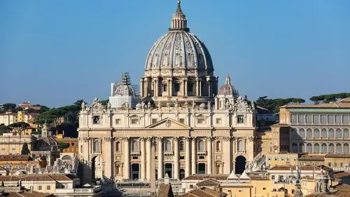 远处的梵蒂冈圣伯多禄大教堂巍然矗立,这个大型的建筑建于1506年至