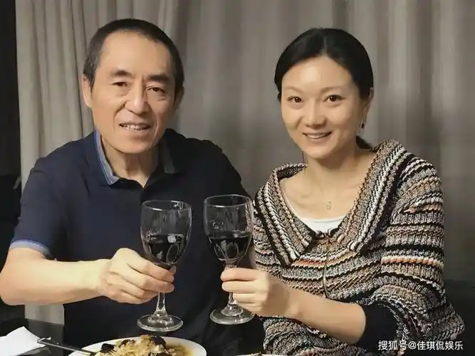 张艺谋现任妻儿和前妻之女同乐!好幸福!罕晒三世同堂大合照!