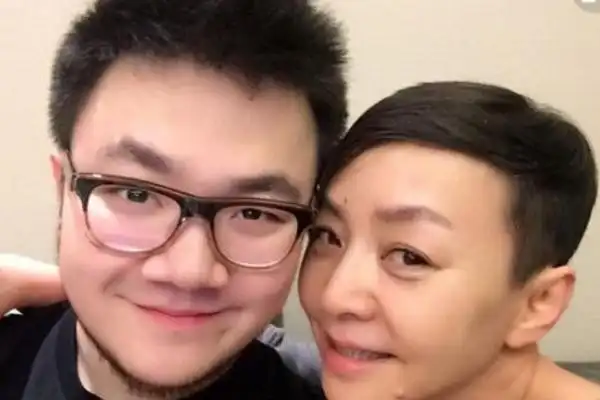 宋丹丹升级当奶奶与老公现身医院看娃小家伙和巴图很像