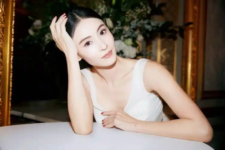 张柏芝纯白v领礼服惊艳亮相 东方公主邂逅浪漫巴黎_大片_时装周_活力