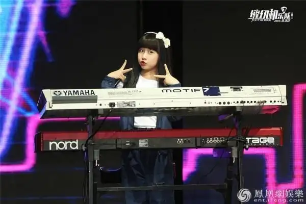 《缝纫机乐队》曲隽希亮相发布会.