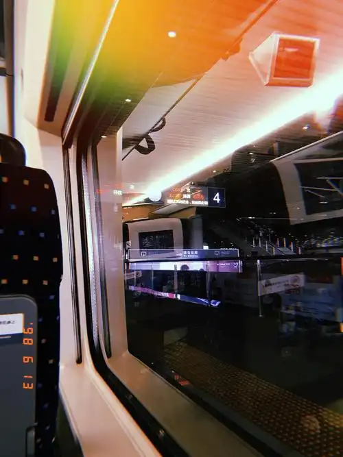 放一个我自己去年出去玩的时候在高铁上随手拍的照片,这张是跟阿黄崽