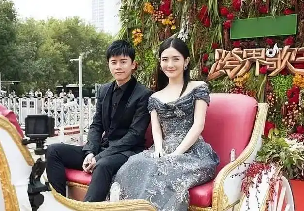 主持人谢娜:嫁小1岁张杰,婚后连生三娃,如今一家五口其乐融融|刘烨