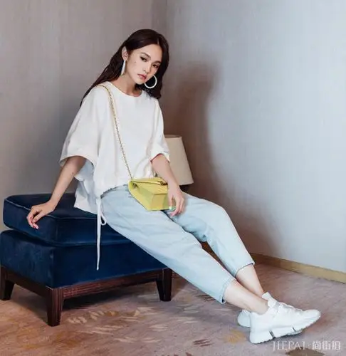 杨丞琳白色t恤搭配牛仔裤青春又时尚
