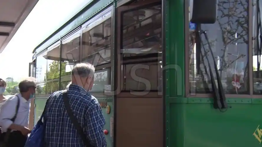 老年人等公交车空镜头